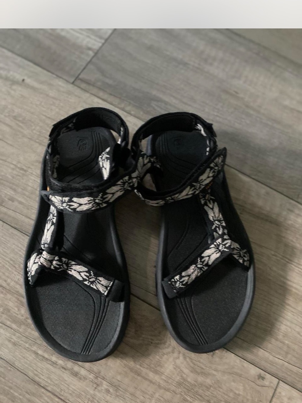 Teva woman’s hurricane XLT2 New Black Sandals no tags with White Floral Webbin
